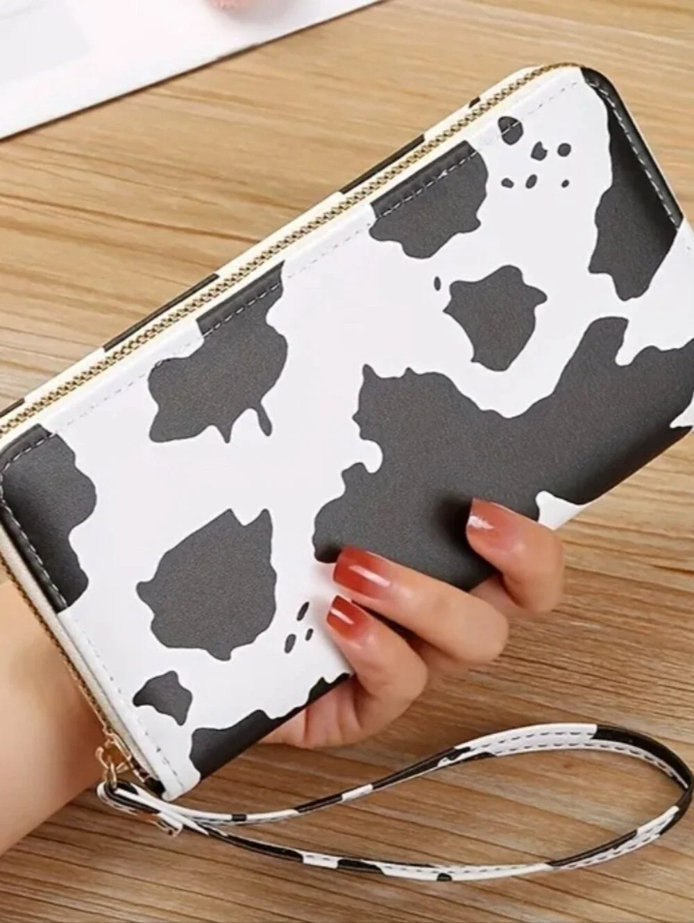 🤠Brand NEW ‐ Womens Black & White Cow Print Zip Wristlet Long Wallet